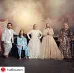 Posted @withregram • @hudikteatern NU KOMMER UPPFÖLJAREN TILL CATWALK🩷🩷🩷

Efter succén med Catwalk - från Glada Hudik till New York, är Emma Örtlund och vännerna från Glada Hudik-ensemblen tillbaka i en ny dokumentärfilm - Livet efter Catwalk. Vad har hänt sedan vi såg vännerna sist? Vad har de för drömmar och planer för framtiden? Finns fortfarande samma känsla av utanförskap kvar? Detta och mycket mer får vi svar på i Livet efter Catwalk, exklusiv premiär på Viaplay i vår. 

- Vi gör en uppföljare för att se vilka effekter Catwalk - från Glada Hudik till New York gav. Vår övertygelse är att om man syns och finns i det offentliga rummet så får man en chans att göra så mycket mer. Det är så spännande att se hur vardagen har förändrats för dessa underbara människor, och vilka fantastiska synergieffekter resan från Hudiksvall till New York gav, säger Pär Johansson. 

I filmen och serien Catwalk - från Glada Hudik till New York fick vi träffa Emma Örtlund som hade en dröm om att bli modell och få gå på en catwalk. Med hjälp av Glada Hudik-teaterns grundare Pär Johansson lyckades Emma och vännerna Ida Johansson, Kitty Jonsson, Alexander Rådlund och Nicklas Hillberg ta sig ända till New York, där de genomförde en oförglömlig catwalk. 
Nu är ensemblen tillbaka i en ny film, om hur livet har formats efter den internationella succén. Den här gången ställs Emma inför en ny stor utmaning, nämligen att hålla ett brandtal inför en fullsatt Avicii Arena. 

Dessutom får vi följa arbetet med hur filmen och serien Catwalk inspirerat i skolan, där över 120 000 elever har deltagit i ett undervisningsprogram kring filmen och allas rätt att skina. 

- Arbetet med fördomar, trångsynthet och hat tar aldrig paus utan pågår 365 dagar om året. Vi vill berätta och visa hur man förvandlar detta till förståelse och vänskap. Tillsammans vill vi skapa nya mål som formar framtiden, säger Pär Johansson.

Livet efter Catwalk kommer ha premiär exklusivt på Viaplay i vår.

#gladahudikteatern #hudikteatern #viaplay #storyfire #catwalkthemovie #catwalk
